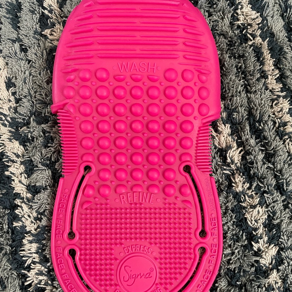 Sigma Beauty Spa Brush Cleaning Mat with Dry and Shape Black Case - Picture 2 of 7